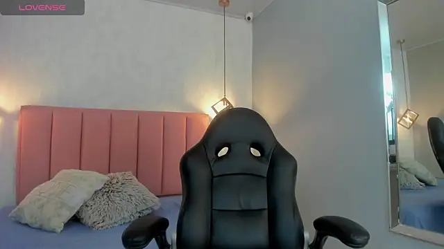 Snapshot of SUNNYCYRUS chatting on 09.24.25 SUNNYCYRUS online show from 09.24.25