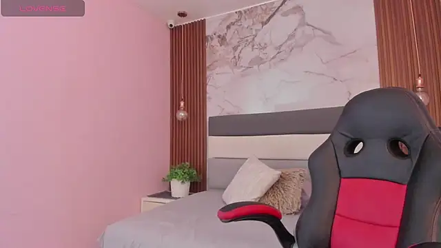 Snapshot of SUNNYCYRUS chatting on 09.29.25 SUNNYCYRUS online show from 09.29.25