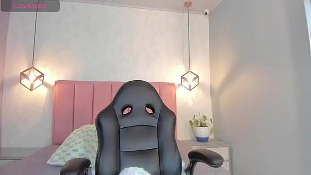 Snapshot of SUNNYCYRUS chatting on 10.17.25 SUNNYCYRUS online show from 10.17.25