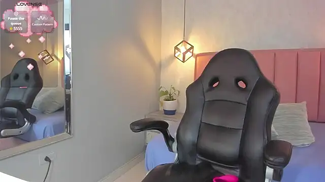 Snapshot of SUNNYCYRUS chatting on 10.18.25 SUNNYCYRUS online show from 10.18.25