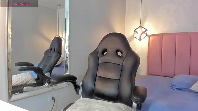 Snapshot of SUNNYCYRUS chatting on 10.20.25 SUNNYCYRUS online show from 10.20.25