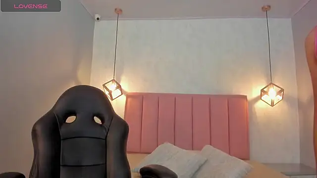 Snapshot of SUNNYCYRUS chatting on 10.29.25 SUNNYCYRUS online show from 10.29.25