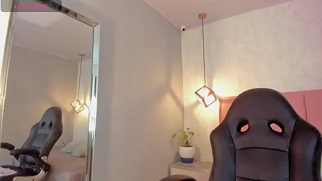 Snapshot of SUNNYCYRUS chatting on 10.30.25 SUNNYCYRUS online show from 10.30.25