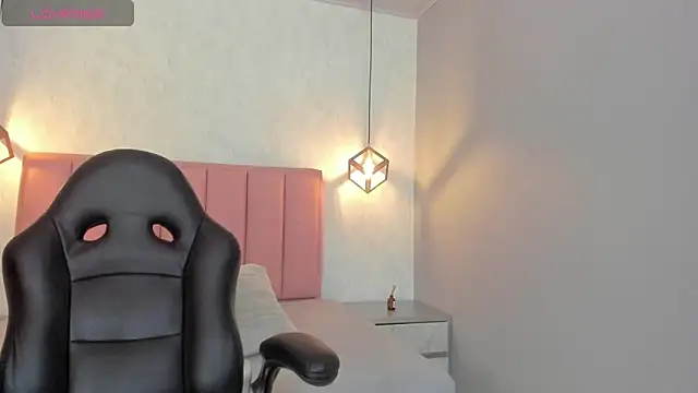 Snapshot of SUNNYCYRUS chatting on 10.31.25 SUNNYCYRUS online show from 10.31.25