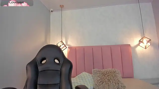 Snapshot of SUNNYCYRUS chatting on 11.20.25 SUNNYCYRUS online show from 11.20.25