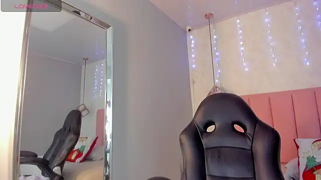 Snapshot of SUNNYCYRUS chatting on 12.17.25 SUNNYCYRUS online show from 12.17.25