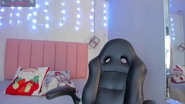 Snapshot of SUNNYCYRUS chatting on 12.19.25 SUNNYCYRUS online show from 12.19.25