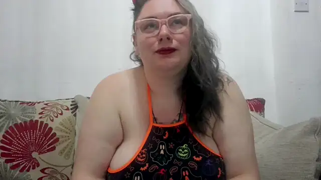 Snapshot of Bustycurves chatting on 10.24.25 Bustycurves online show from 10.24.25