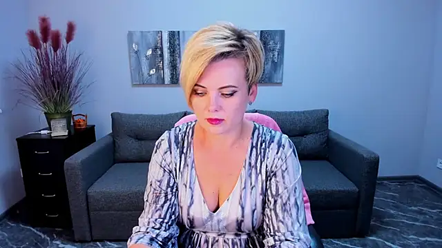 Julia Wilsone online show from 09.13.25