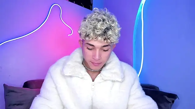 Snapshot of ASHTON_REITENBACH01 chatting on 12.04.24 ASHTON REITENBACH01 online show from 12.04.24