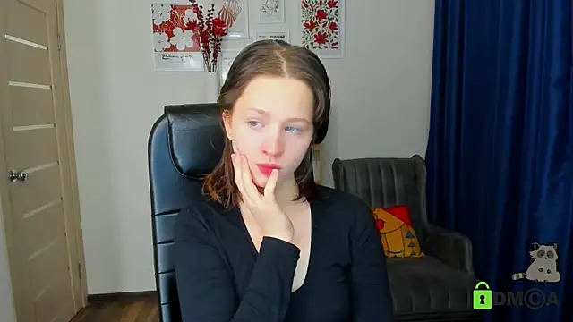 Snapshot of Alina_Mills chatting on 11.20.25 Alina Mills online show from 11.20.25