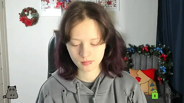 Snapshot of Alina_Mills chatting on 12.22.25 Alina Mills online show from 12.22.25