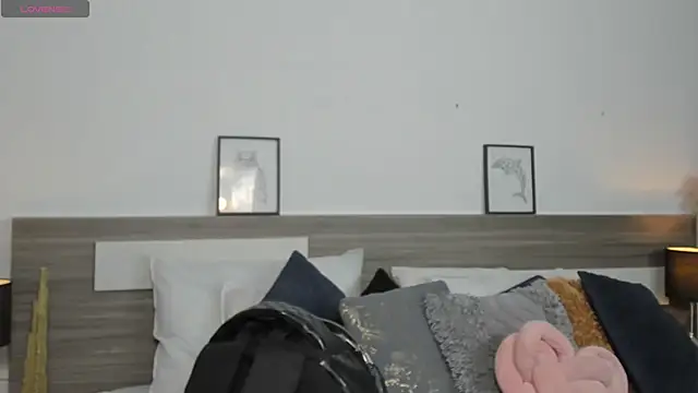 SaraaJhonsonn online show from 04.15.26