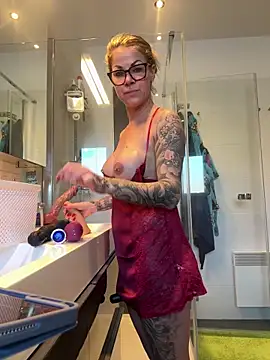 Snapshot of Tatjana_Sue chatting on 12.30.24 Tatjana Sue online show from 12.30.24