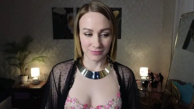 Snapshot of VeronicaRoss chatting on 10.22.25 VeronicaRoss online show from 10.22.25