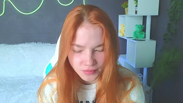 Snapshot of erikabrian chatting on 09.10.25 erikabrian online show from 09.10.25