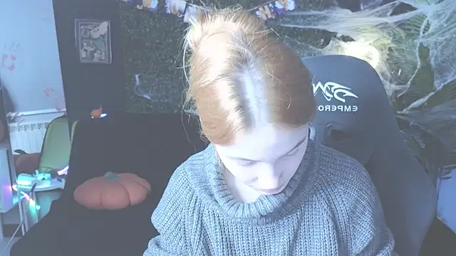 Snapshot of erikabrian chatting on 10.22.25 erikabrian online show from 10.22.25