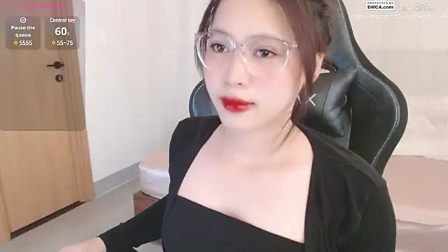 Lin SiYee online show from 02.13.25