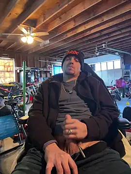 Snapshot of joeycbigcock chatting on 12.17.24 joeycbigcock online show from 12.17.24