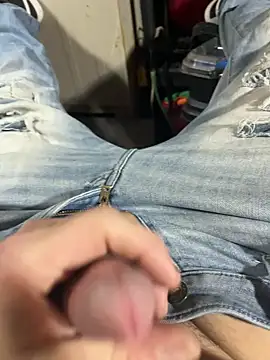 Snapshot of joeycbigcock chatting on 12.20.24 joeycbigcock online show from 12.20.24