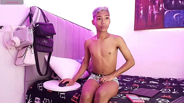 Snapshot of alejo_cute chatting on 12.28.24 alejo cute online show from 12.28.24