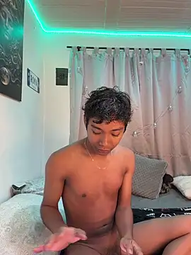 Snapshot of alejo_cute chatting on 05.26.26 alejo cute online show from 05.26.26