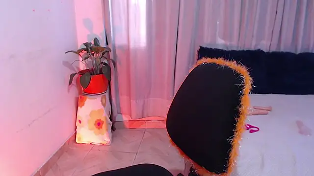 Snapshot of Zoe--khalL chatting on 12.16.24 Zoe--khalL online show from 12.16.24