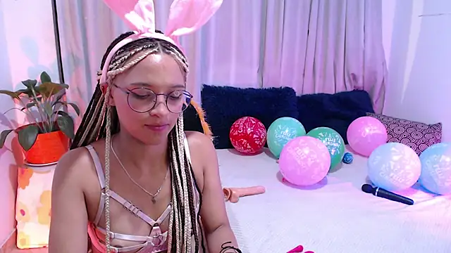 Snapshot of Zoe--khalL chatting on 12.17.24 Zoe--khalL online show from 12.17.24