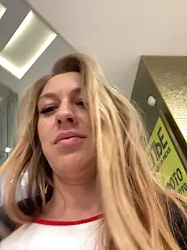 Snapshot of Sweet___Emily chatting on 10.14.25 Sweet   Emily online show from 10.14.25