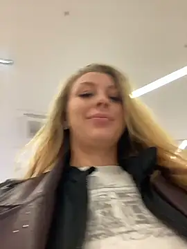 Snapshot of Sweet___Emily chatting on 10.16.25 Sweet   Emily online show from 10.16.25