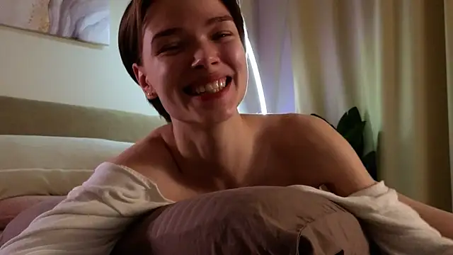 Eva Natsumi online show from 03.05.25