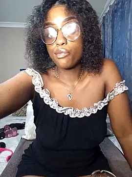 Snapshot of Queen-Chocolate chatting on 01.30.25 Queen-Chocolate online show from 01.30.25