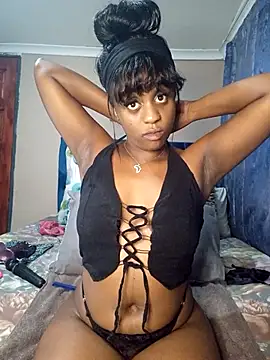 Snapshot of Queen-Chocolate chatting on 03.01.25 Queen-Chocolate online show from 03.01.25