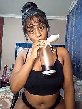 Snapshot of Queen-Chocolate chatting on 03.08.25 Queen-Chocolate online show from 03.08.25