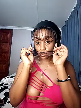 Snapshot of Queen-Chocolate chatting on 10.09.25 Queen-Chocolate online show from 10.09.25