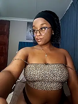 Snapshot of Queen-Chocolate chatting on 11.05.25 Queen-Chocolate online show from 11.05.25