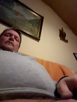 Snapshot of everyoneneeds chatting on 12.30.24 everyoneneeds online show from 12.30.24