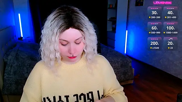 Snapshot of Blueberry-baby chatting on 11.24.25 Blueberry-baby online show from 11.24.25