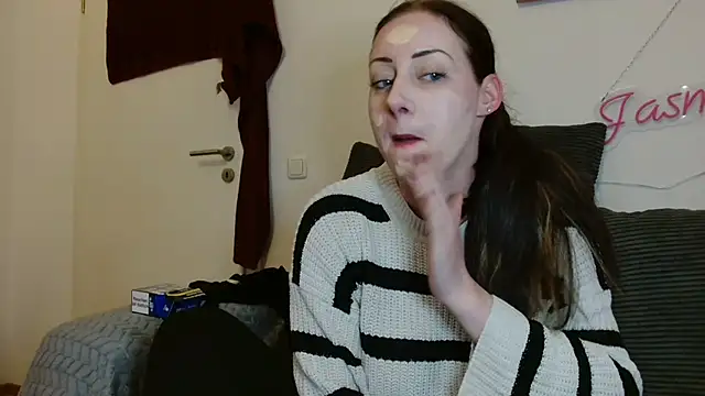 Snapshot of Jasmin-White chatting on 04.29.26 Jasmin-White online show from 04.29.26