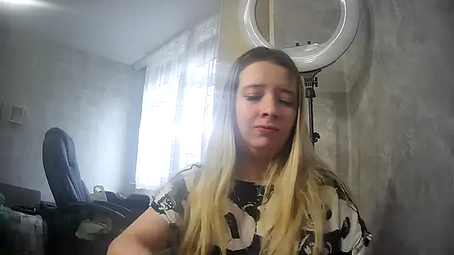 Snapshot of ViolaCandy chatting on 10.30.25 ViolaCandy online show from 10.30.25