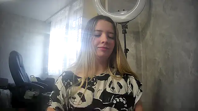 Snapshot of ViolaCandy chatting on 10.31.25 ViolaCandy online show from 10.31.25