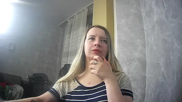 Snapshot of ViolaCandy chatting on 11.20.25 ViolaCandy online show from 11.20.25