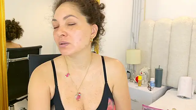 Juliabadlee online show from 11.24.25