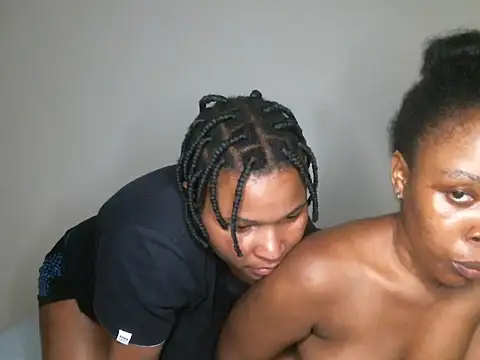 R-thequeen online show from 12.18.24