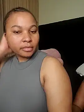Snapshot of R-thequeen chatting on 06.19.26 R-thequeen online show from 06.19.26