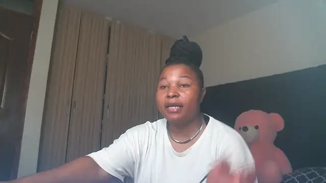 Snapshot of R-thequeen chatting on 07.29.26 R-thequeen online show from 07.29.26