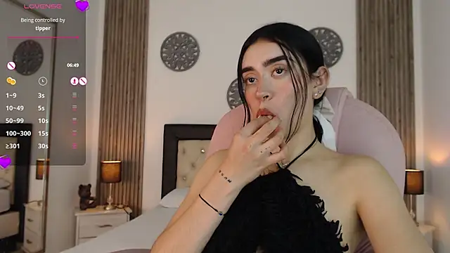 Julieta De Los Angeles online show from 01.07.25