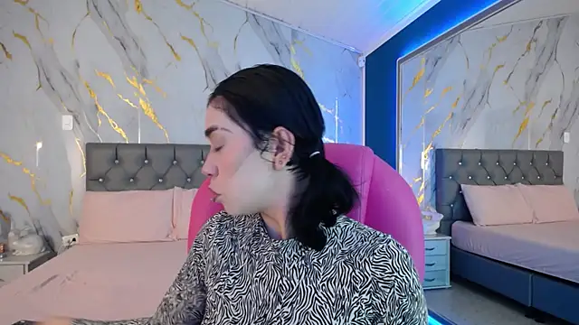 Julieta De Los Angeles online show from 02.21.25