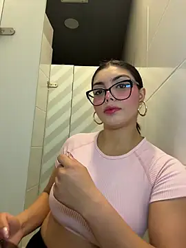 Snapshot of zui_lu chatting on 12.22.25 zui lu online show from 12.22.25