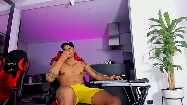 Snapshot of TROYWESLY- chatting on 02.12.25 TROYWESLY- online show from 02.12.25